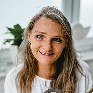 Ulrike Krälemann Lächelnde Frau mit weißem Oberteil