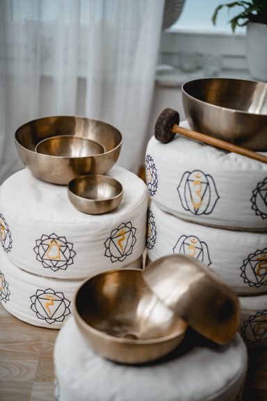 Klangschalen Klangschalen auf Sitzkissen