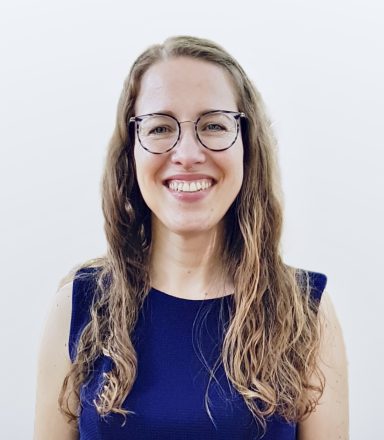 Bhairavi Maria Markgraf Lächelnde Frau mit blauem Oberteil