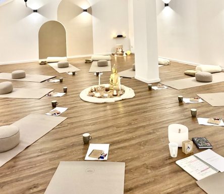 Yogaraum Kursraum mit kreisförmig angeordneten Yogamatten